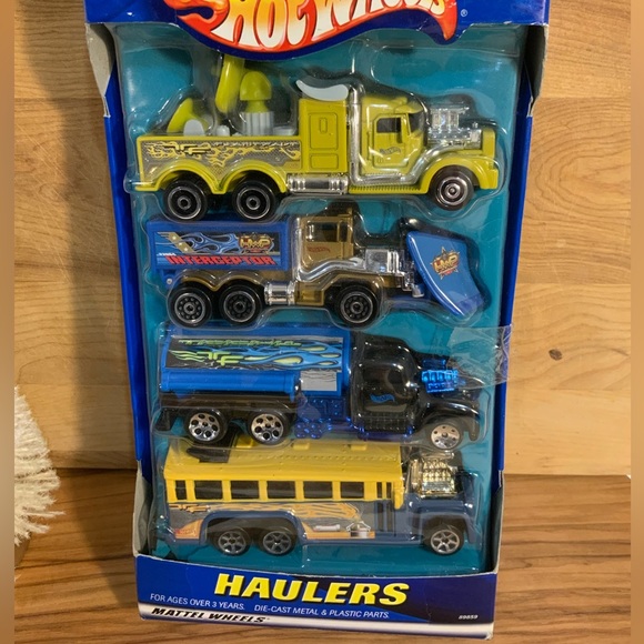 Hot Wheels Special 4 Pack Haulers - Picture 1 of 10